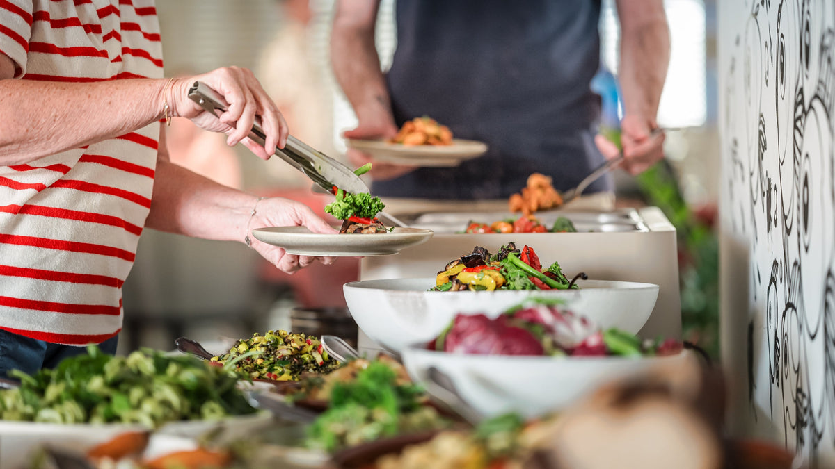 Mensen scheppen op aan een Italiaans lunchbuffet van Bastiano